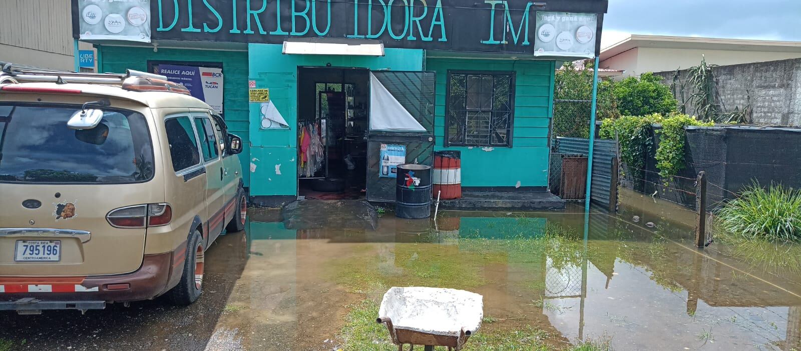 Nos topamos con doña María Calvo Valverde junto con varios voluntarios, quienes viven en el distrito de Filadelfia, en el cantón de Carillo en Guanacaste y ella nos contó que a pesar de que en su negocio sufrió inundaciones, eso no la detuvo para irse a buscar perritos y gaticos a los cuales alimentar
