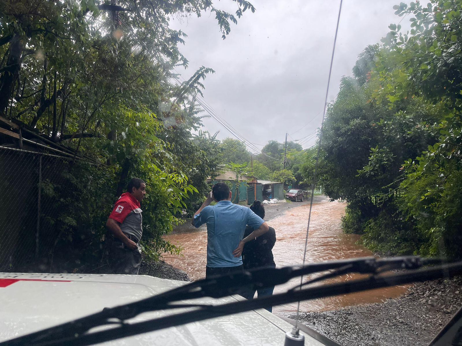 Los fuertes aguaceros provocados indirectamente por el huracán Rafael ha golpeado con fuerza a los vecinos de Guanacaste. Foto: Cruz Roja