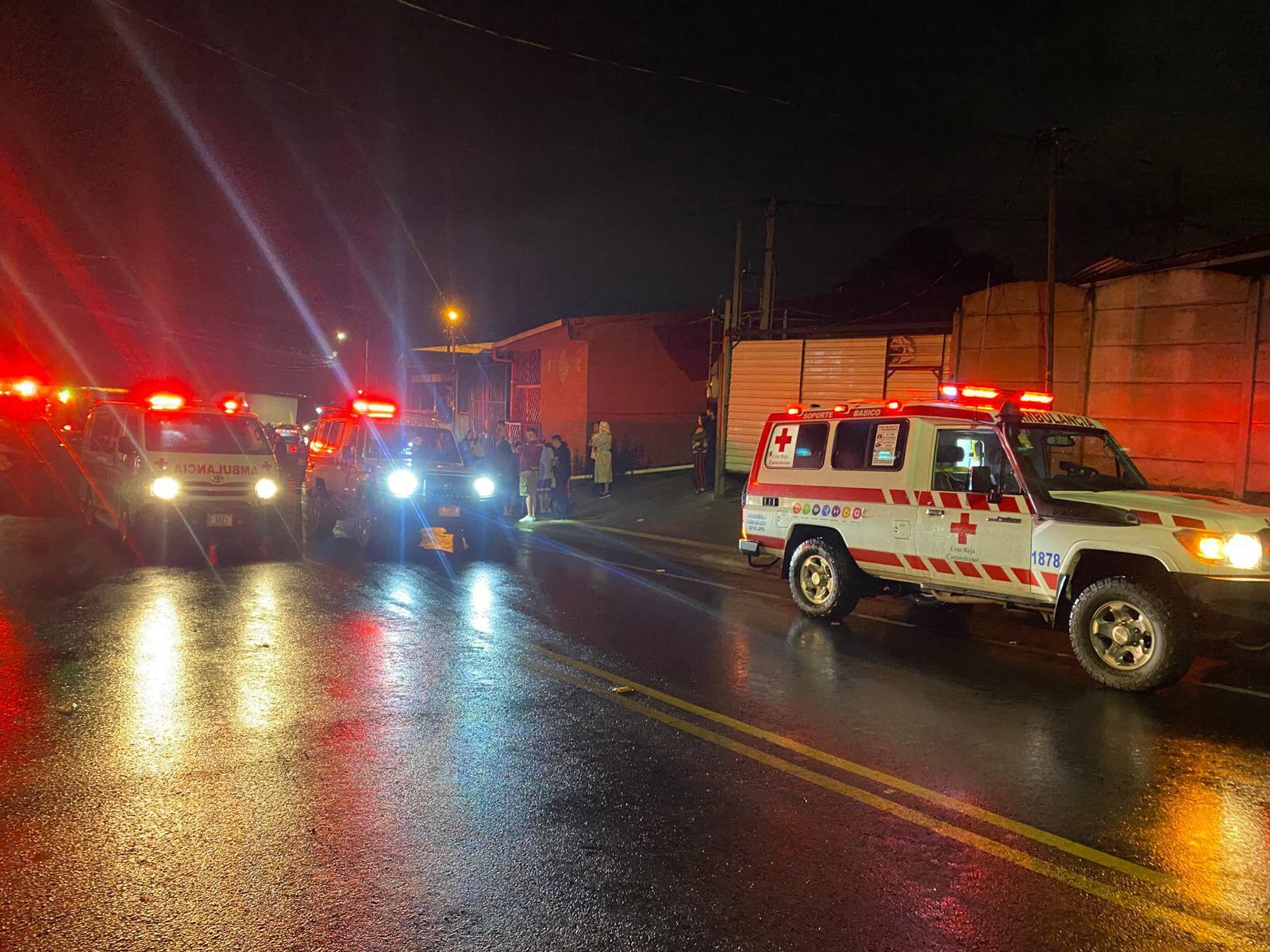 El violento choque se dio entre dos carros en San Nicolás de Cartago. Foto Cruz Roja.