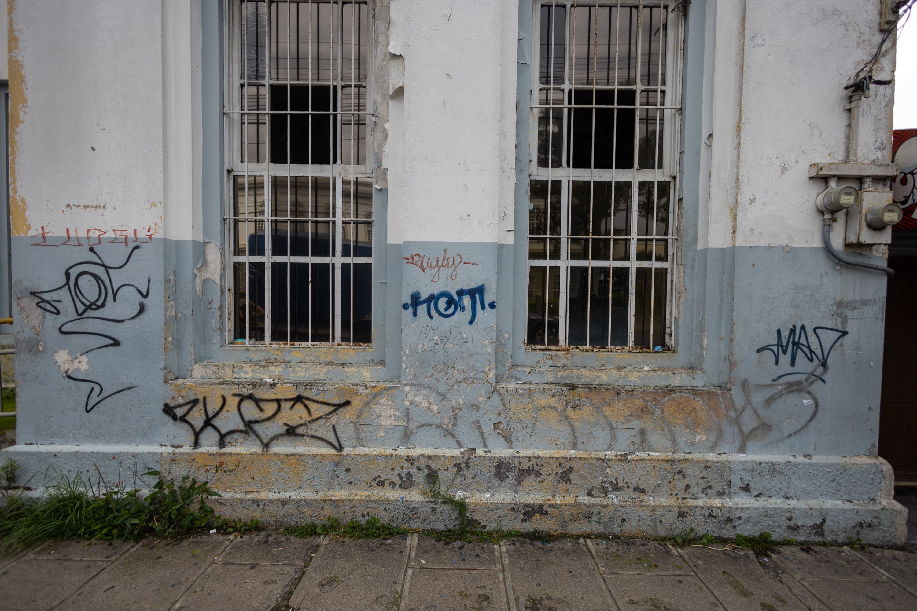 14/11/2024, Cartago, fotografías del Gimnasio del Colegio de San Luis Gonzaga, para poder observar el deterioro en el que está el edificio abandonado.