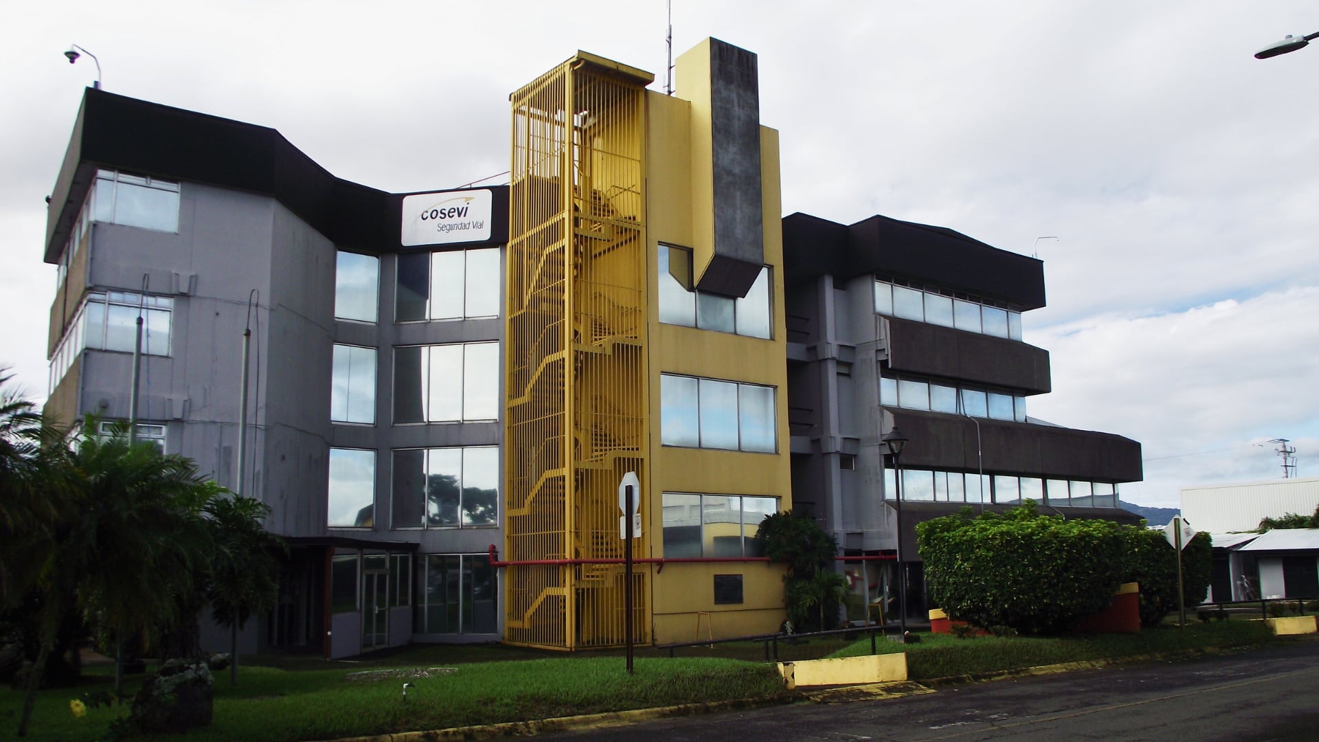 Cosevi reabrió sus oficinas. La devolución de vehículos y placas decomisadas requiere cita y pagos al día.
