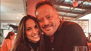 Don Stockwell y su novia dan de qué hablar en una página de memes por un particular detalle