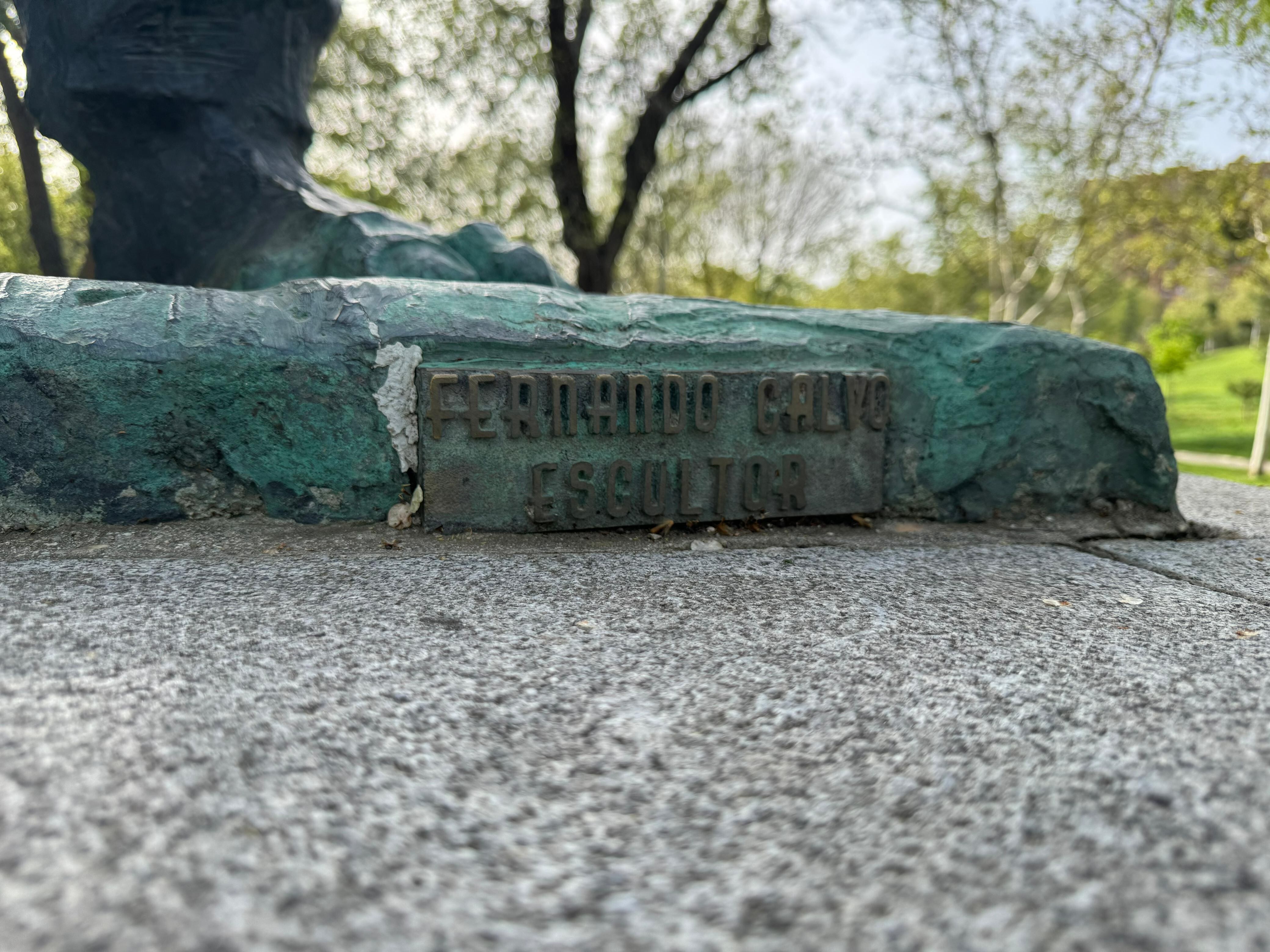 En el Parque Norte de Madrid, España, hay una escultura de Juan Santamaría hecha por el escultor tico Fernando Calvo.
