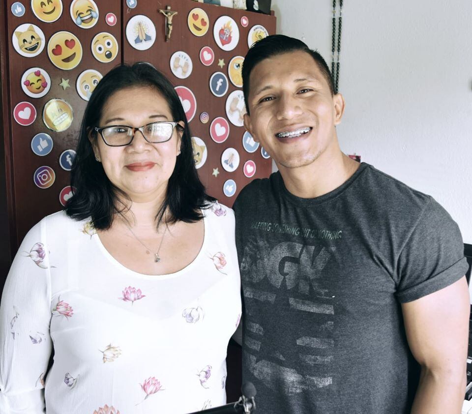 Andrés Obando Villanueva evangeliza por redes sociales. En la foto con su mamá, doña Grace Villanueva.
