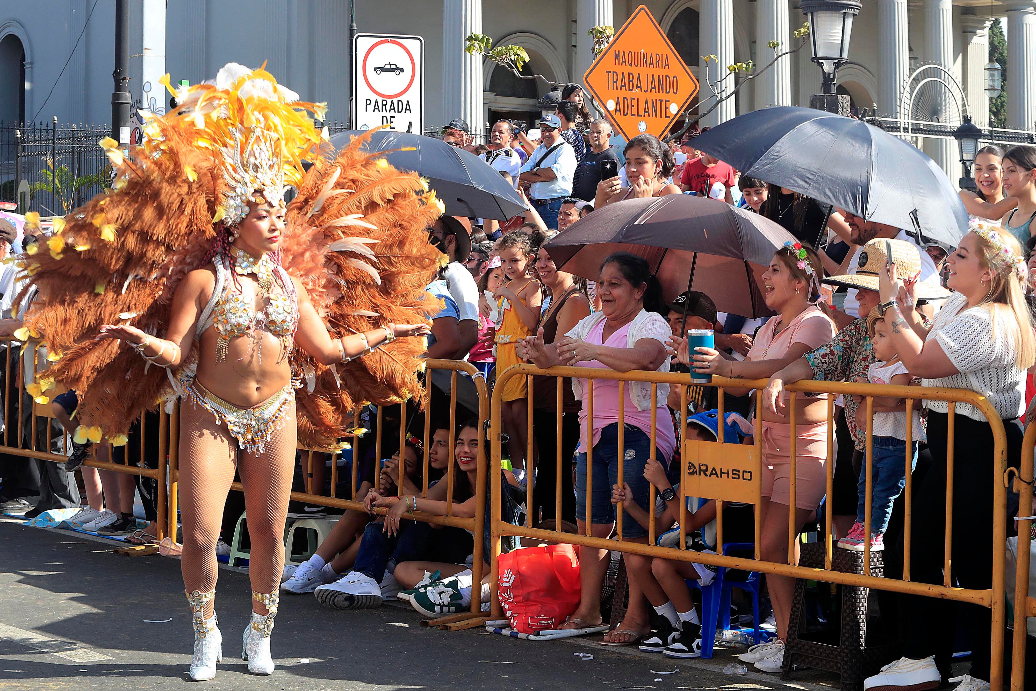 27/12/2023 Avenida Segunda. Este miércoles se realizó Carnaval de San José, luego de tres años ausencia en las actividades festivas de fin y principio de año. El desfile, con la presencia de comparsas y carros antiguos, formó parte de las actividades tradicionales en el marco del 200 aniversario de San José como capital, en un ambiente de fiesta, ritmo y mucho color.