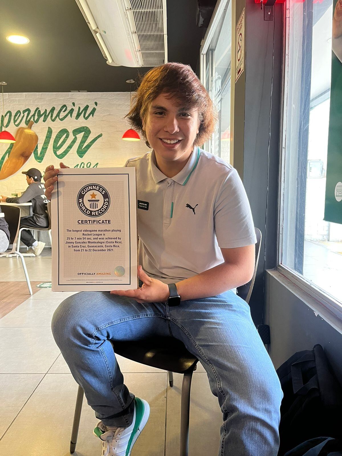 Jimmy González Montealegre, tiene 21 años y vive en Santa Bárbara de Santa Cruz. Entre el 21 y 22 de diciembre del 2021 logró un Récord Guinness  jugando Rocket League (juego de video) por 25 horas, 7 minutos con 54 segundos.