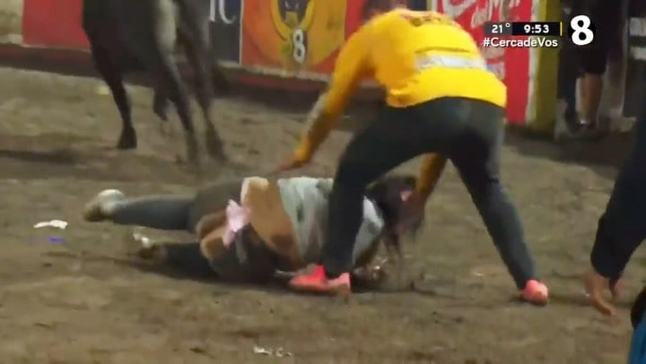 Una torera improvisada que desafió a un toro en el redondel de Zapote nunca olvidará la vergüenza por la que pasó este viernes en la corrida de la noche.