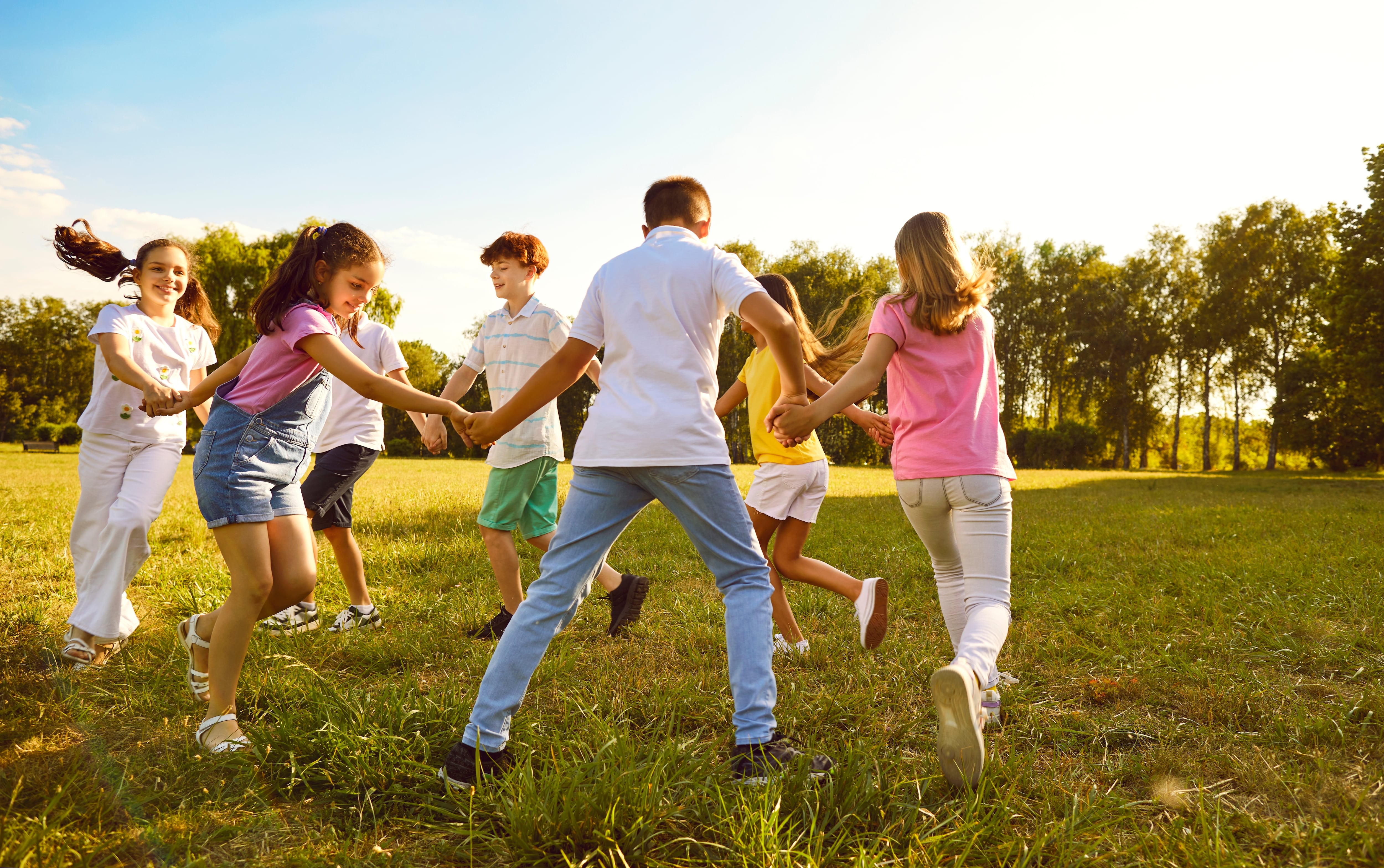Grupo de niños jugando al aire libre, juegos infantiles, niñez, ronda, departir con amigos