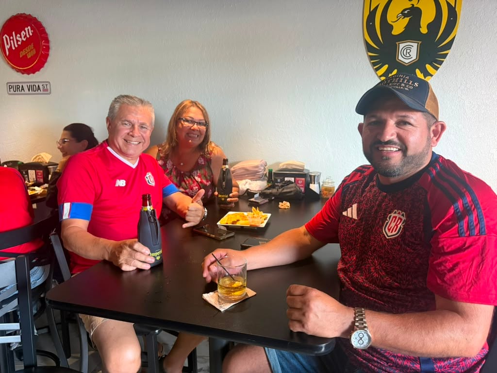 Henry Barrantes , de Guanacaste, alistó su restaurante (Pura Vida) en Orlando en un punto de encuentro para los costarricenses, donde el chifrijo, el cantonés y el fresco de cas ya acompañan la Copa Mundial de la FIFA 2026.