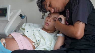 (Video) Kavvo le hizo una canción a su valiente pareja y video del nacimiento de su hija derrite corazones