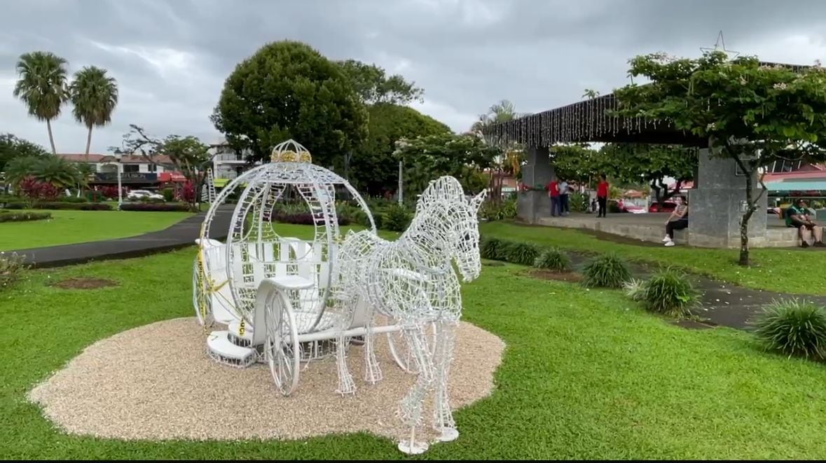 En La Fortuna de San Carlos la Navidad se adelantó. Este sábado 15 de noviembre, a partir de las 6:00 p.m., el Parque Central se transformará en un espectáculo de luz y color con la tradicional iluminación navideña