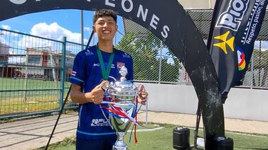 Video viral revela la historia de Allan, el joven que vende tártaras para costear su carrera como futbolista