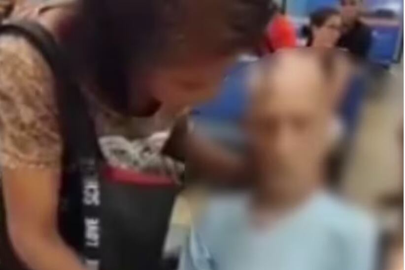 Mujer lleva un muerto al banco