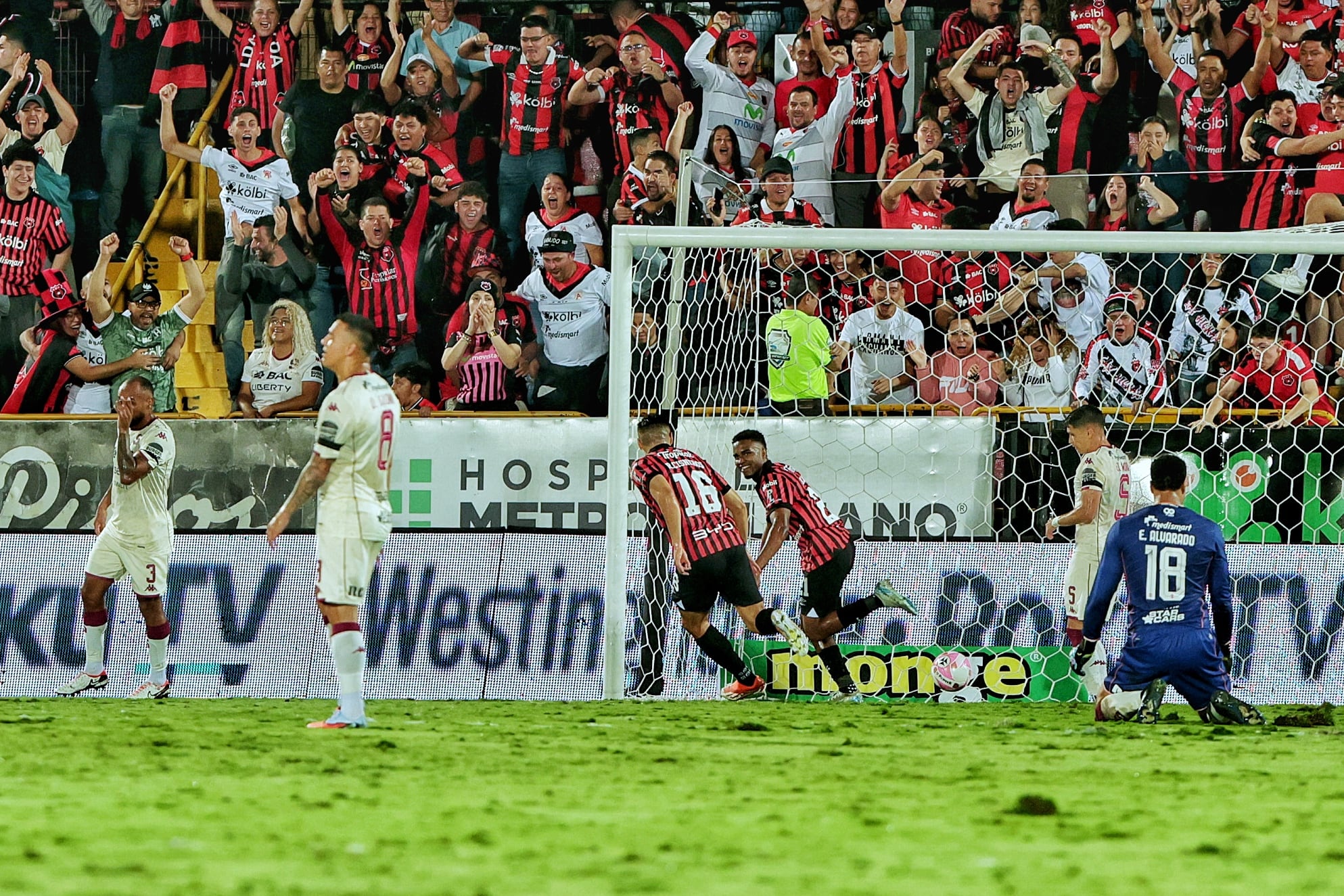 19/10/2025/ Juego entre Liga Deportiva Alajuelense vs Deportivo Saprissa por la jornada 13 del torneo apertura de la Liga Promerica en el estadio Alejandro Morera Soto / foto John Durán