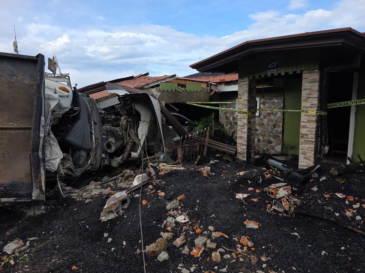 A cuatro metros de distancia fue donde quedó una vagoneta que por poco causa una tragedia para una famiia vecina de Banderilla de Cartago, carretera hacia Llano Grande. Foto: Roxana Portuguez para La Teja