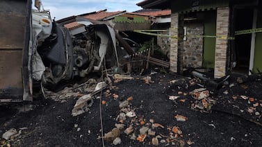 ¡De milagro! Vagoneta casi se mete al cuarto donde dormían dos adultos mayores