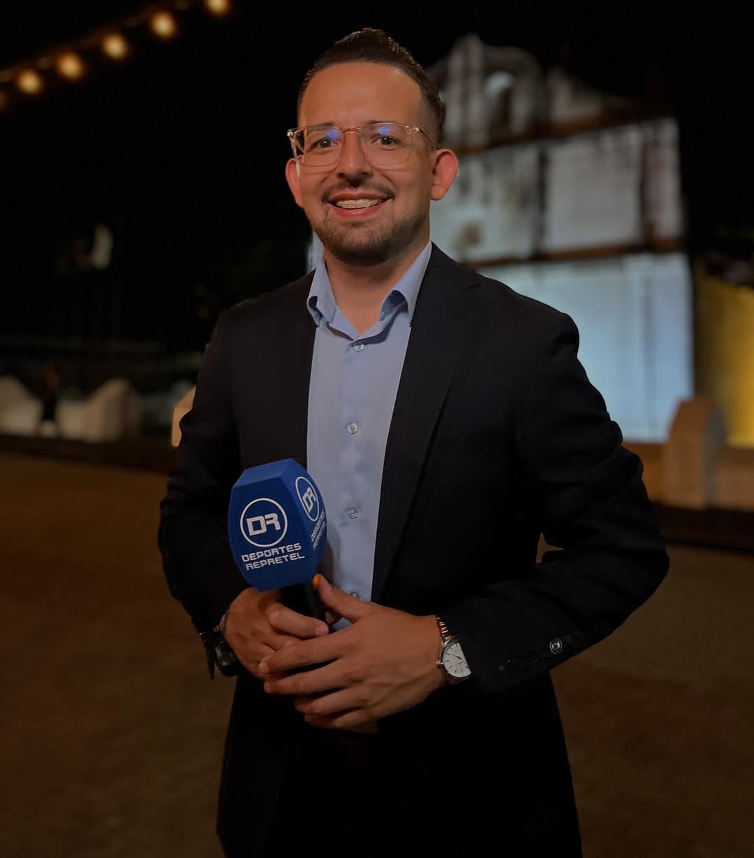 Carlos Chinchilla, de Deportes Repretel, lleva a La Negrita en su piel desde hace dos años