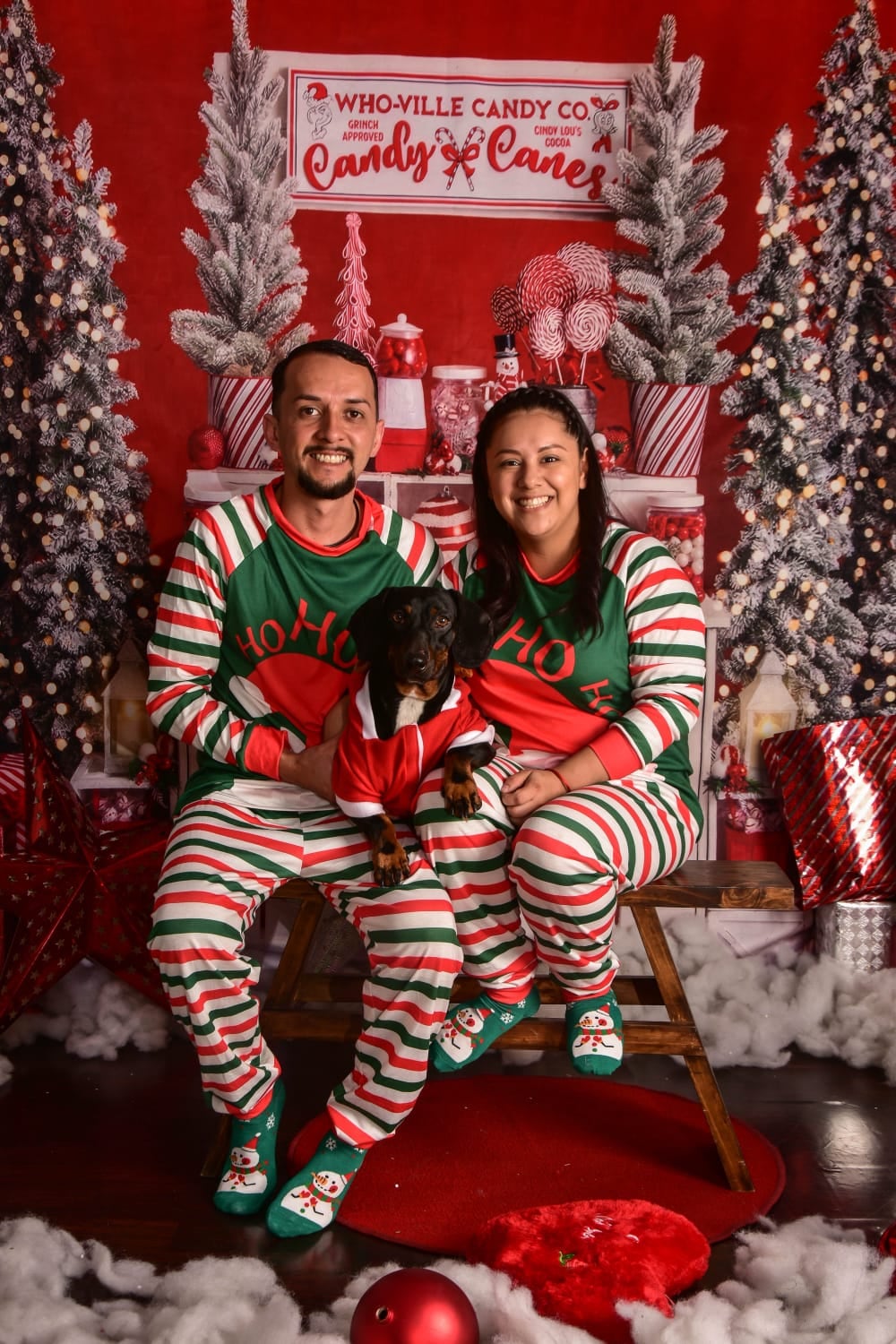 En la vida de Dayan Villagra Montero, ambas cosas se cruzaron en el mismo momento… y el resultado fue una historia que hoy la hace sonreír todos los días, gracias al perrito salchicha Theo Pascual. En la foto Dayan, Theo Pascual y Guillermo González.