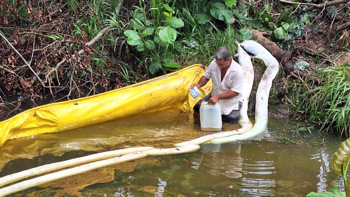 Una chispa de fuego en el río podría causar una tragedia al haber diésel regado en la Quebrada Chagüite, Barranca, Puntarenas. Foto: Recope