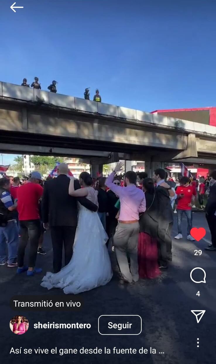 Una pareja de recién casados se fueron a celebrar la victoria de la Sele a la Fuente de la Hispanidad. Captura de imagen.