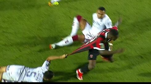 Camisetas la ligael agarrón de la camiseta de Joseph Mora sobre Joel Campbel