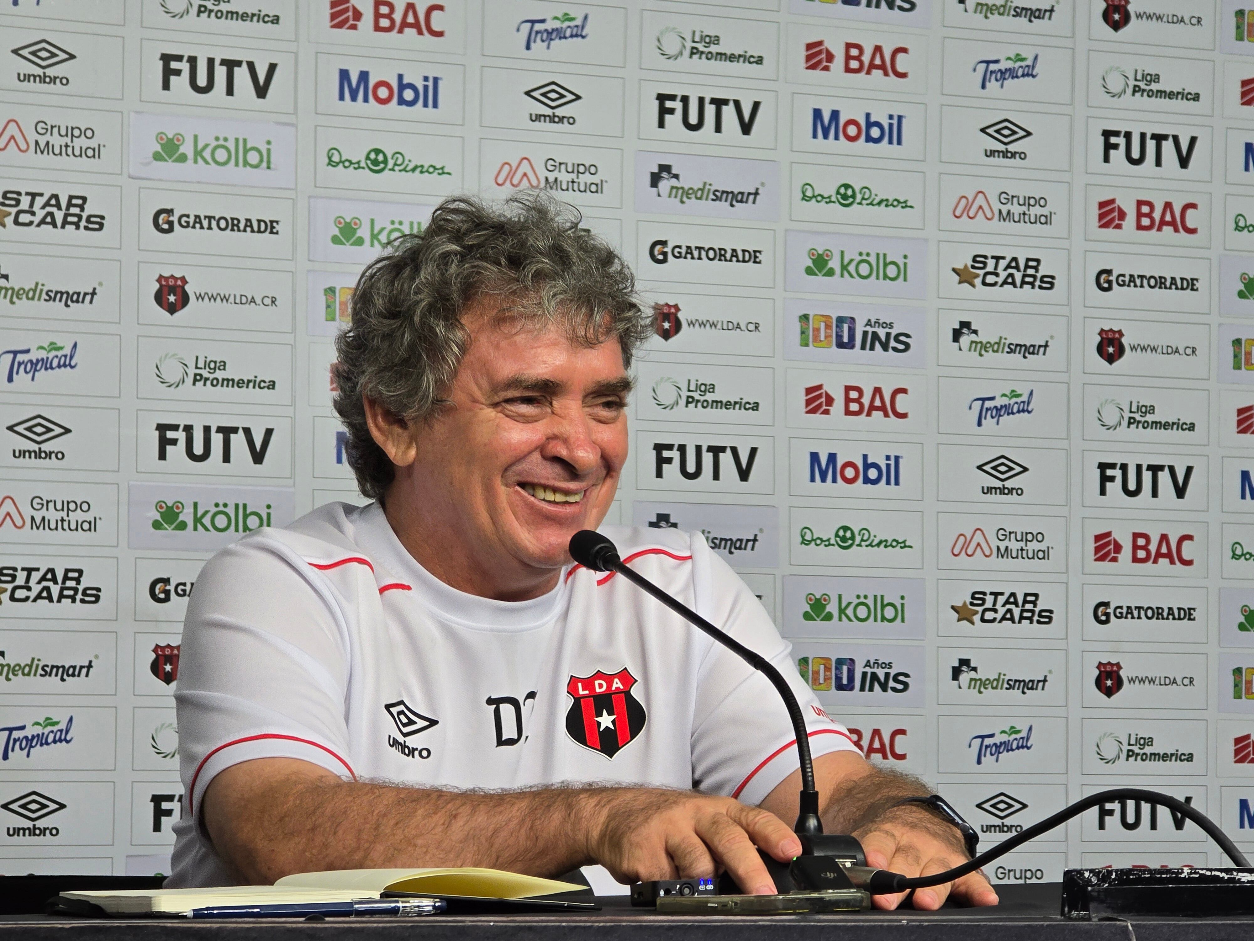 Óscar Ramírez conversó 20 minutos con los medios de comunicación antes del partido definitivo de la gran final entre Herediano y Liga Deportiva Alajuelense.