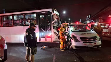 Autobús y ambulancia colisionan cerca de Las Ruinas en Cartago; hay varios heridos