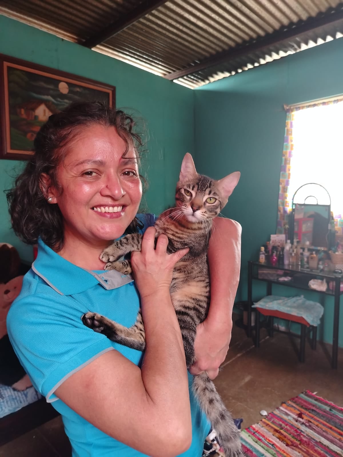Laura Guevara rescató dos gaticos, Ronroneo y Moly, los cuales botaron recién nacidos en una caja de cervezas.