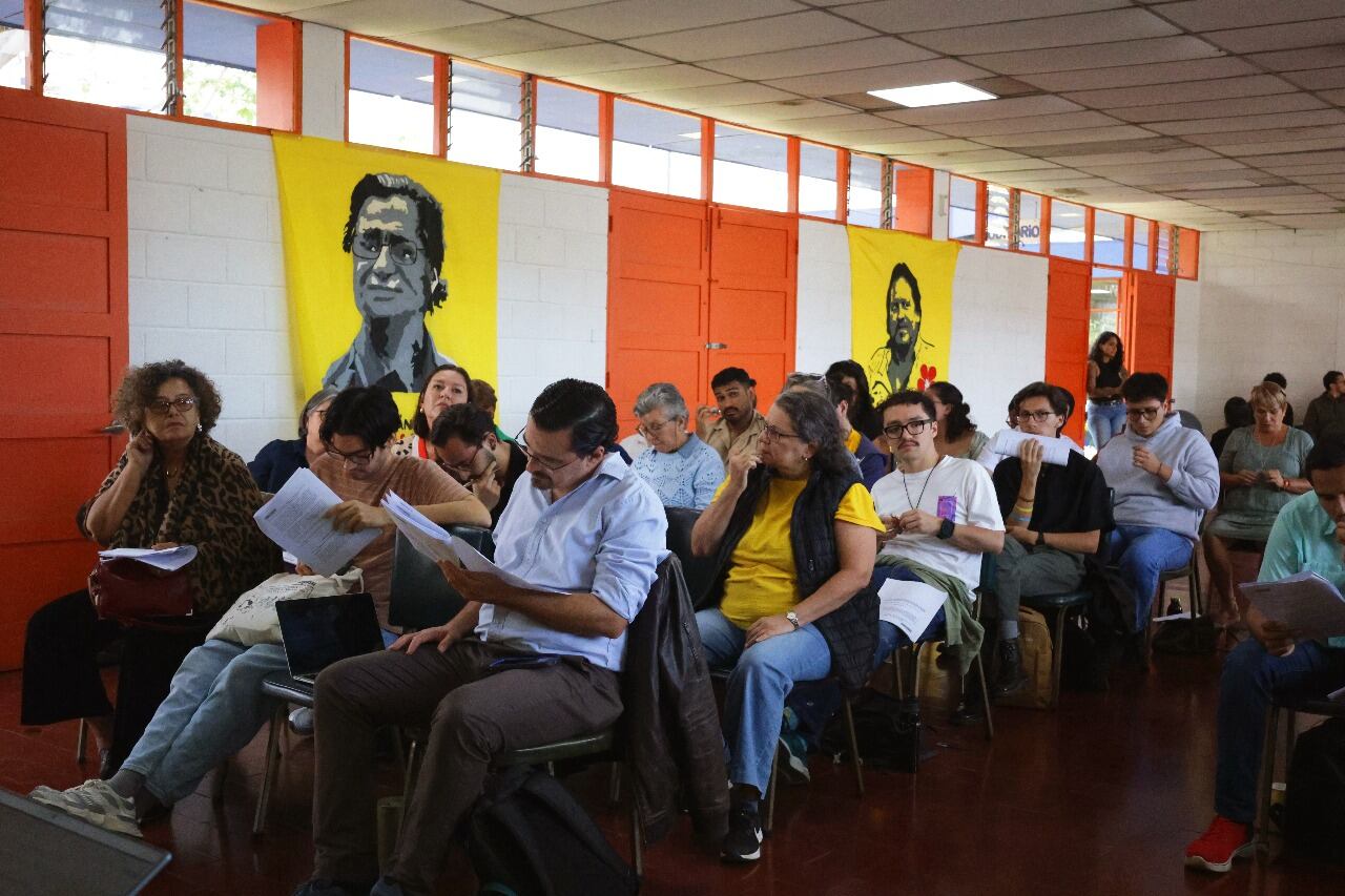Un grupo de personas del partido Frente Amplio están sentadas durante la asamblea del partido.