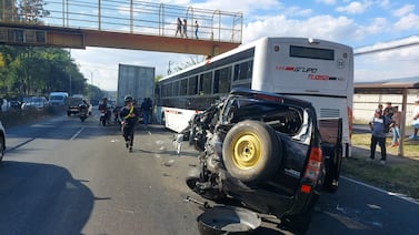 Conductora sobrevive a violento triple choque entre tráiler, bus y carro en la General Cañas