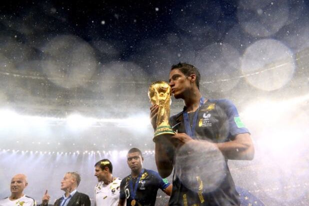 El central francés Raphaël Varane anunció su retirada de la selección. Twitter.