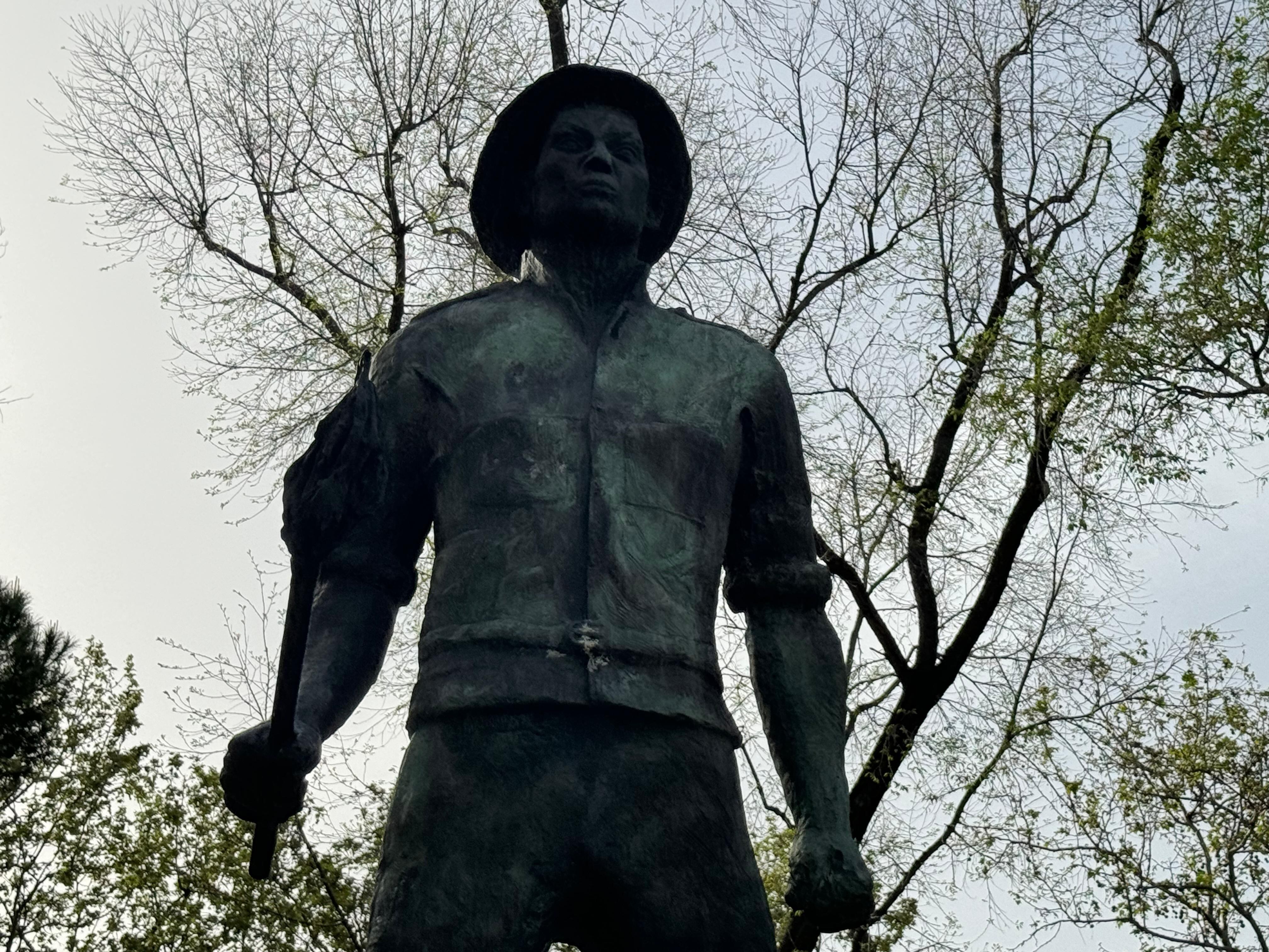 En el Parque Norte de Madrid, España, hay una escultura de Juan Santamaría hecha por el escultor tico Fernando Calvo.