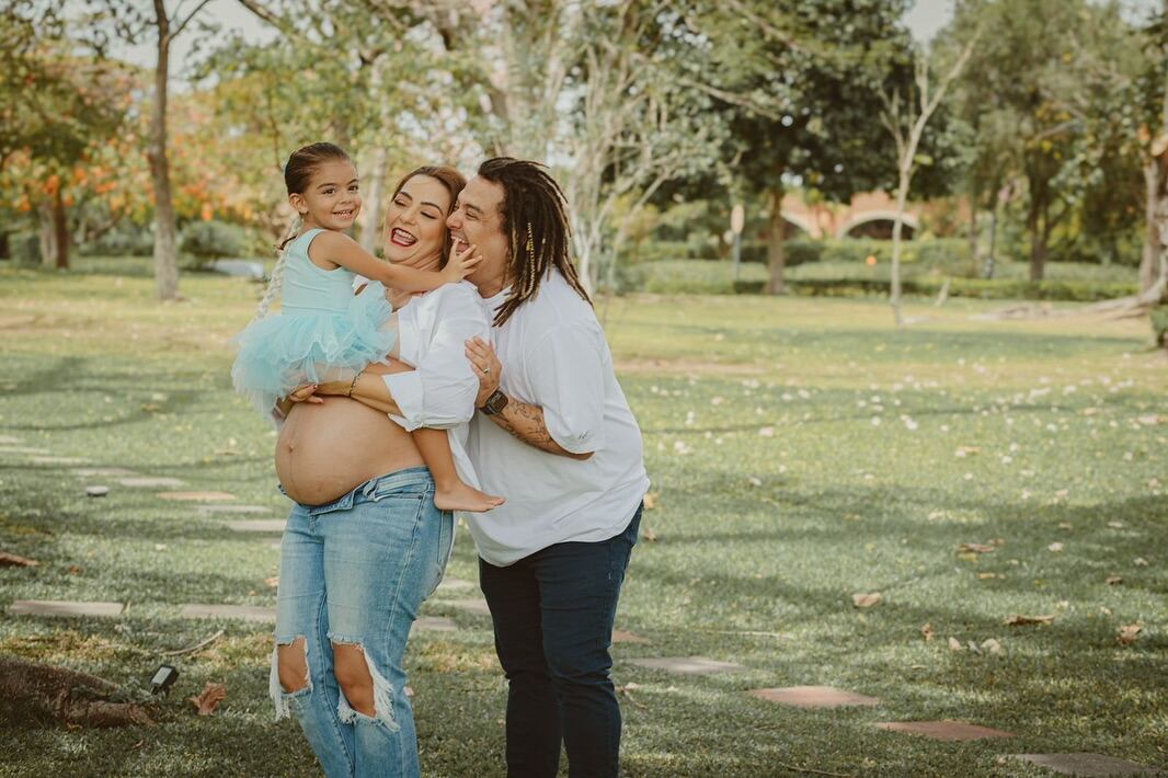 Choché Romano, su esposa Ashley García y su hija Leah.