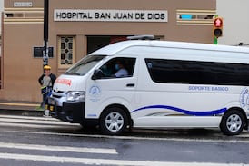 Ascensor cae de segundo piso en edificio de La Sabana y deja en condición crítica a dos adultos mayores