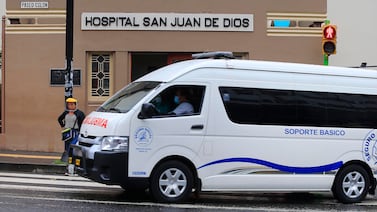 Ascensor cae de segundo piso en edificio de La Sabana y deja en condición crítica a dos adultos mayores