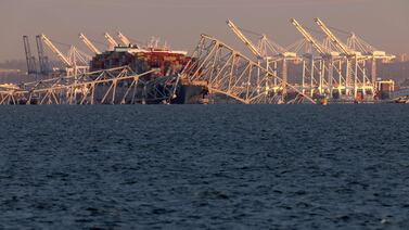 Puente de Baltimore colapsa por choque de carguero, buscan personas desaparecidas