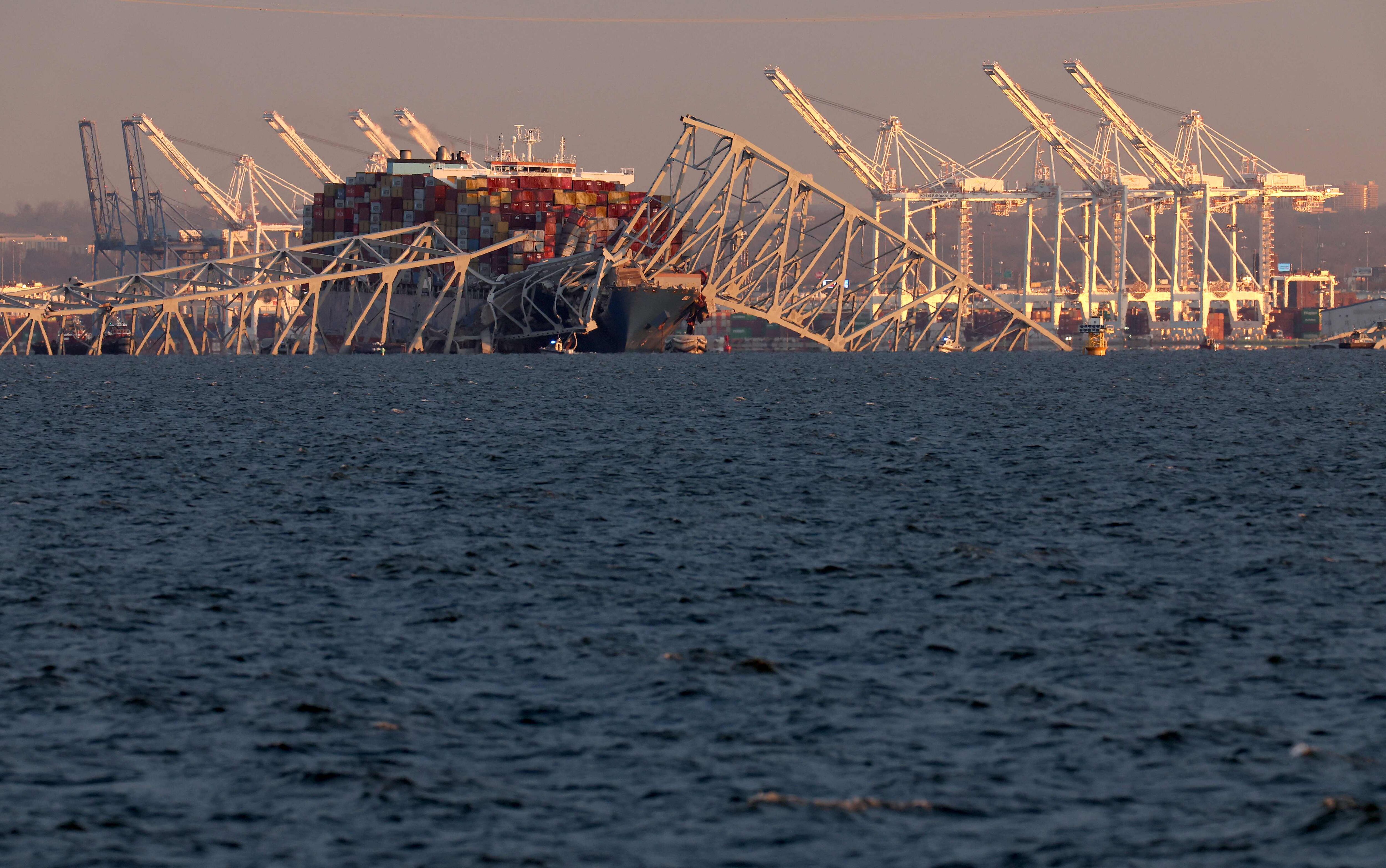 El puente Francis Scott Key de Baltimore colapsa después de ser golpeado por un buque de carga.