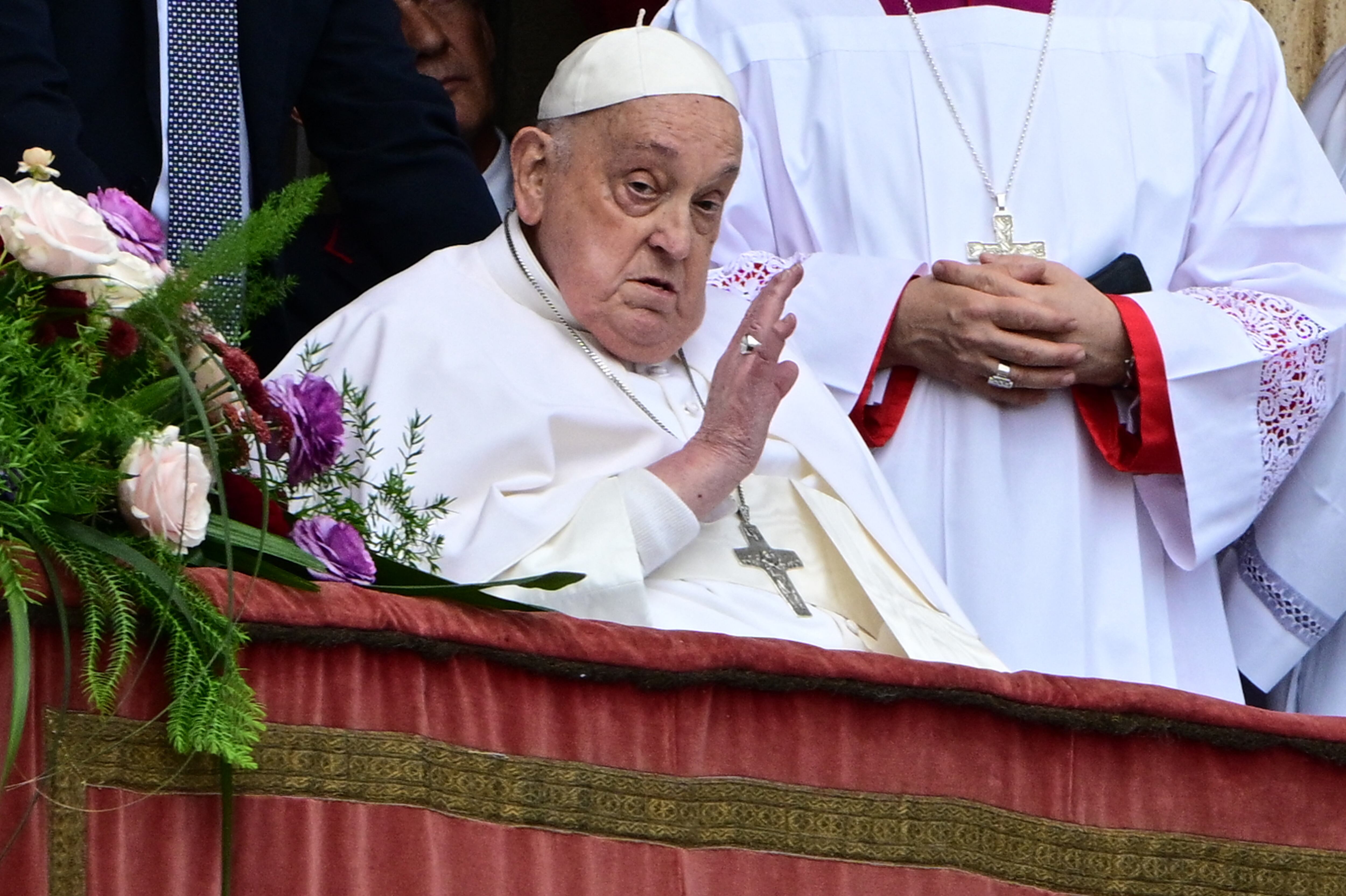 El papa Francisco saludó a la multitud desde el balcón principal de la basílica de San Pedro, este Domingo de Resurrección.