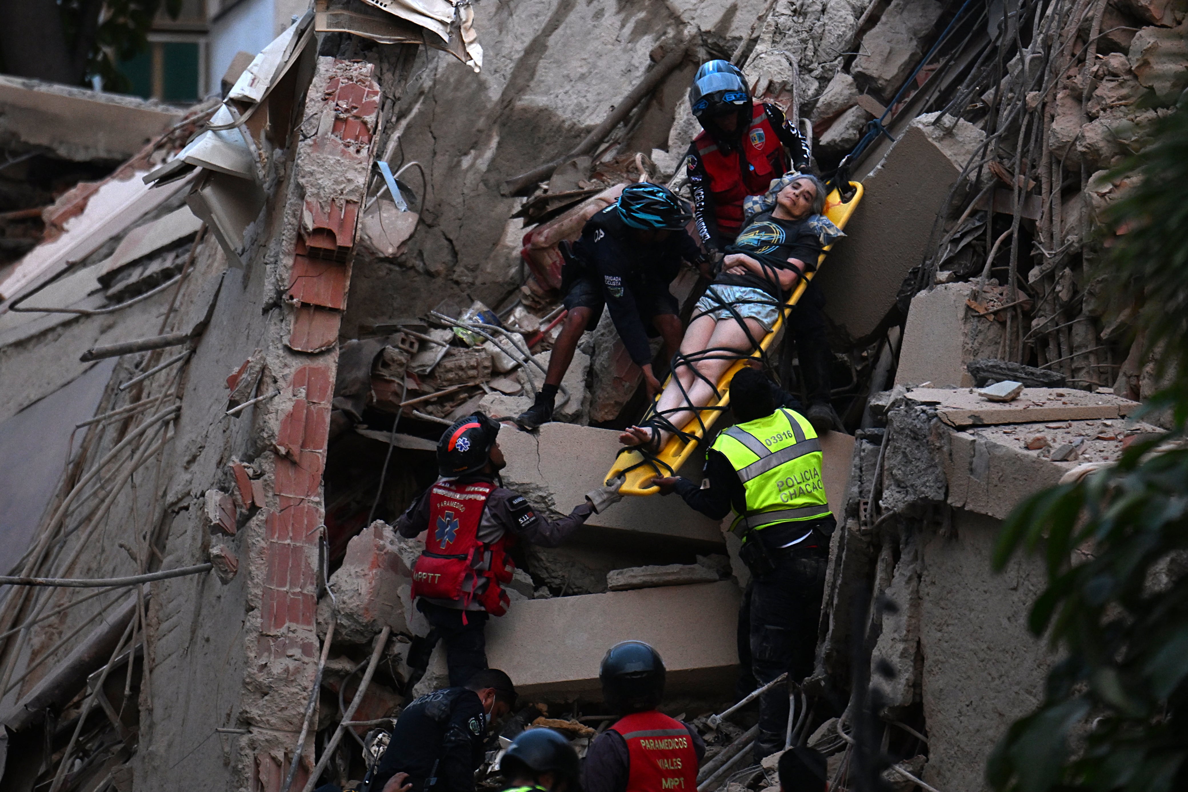 Los equipos de rescate trasladan a una persona en una camilla fuera de un edificio derrumbado tras un terremoto en Caracas el 24 de junio de 2026. Un sismo de magnitud 7,1 sacudió Venezuela el miércoles, informó el Servicio Geológico de Estados Unidos (USGS)