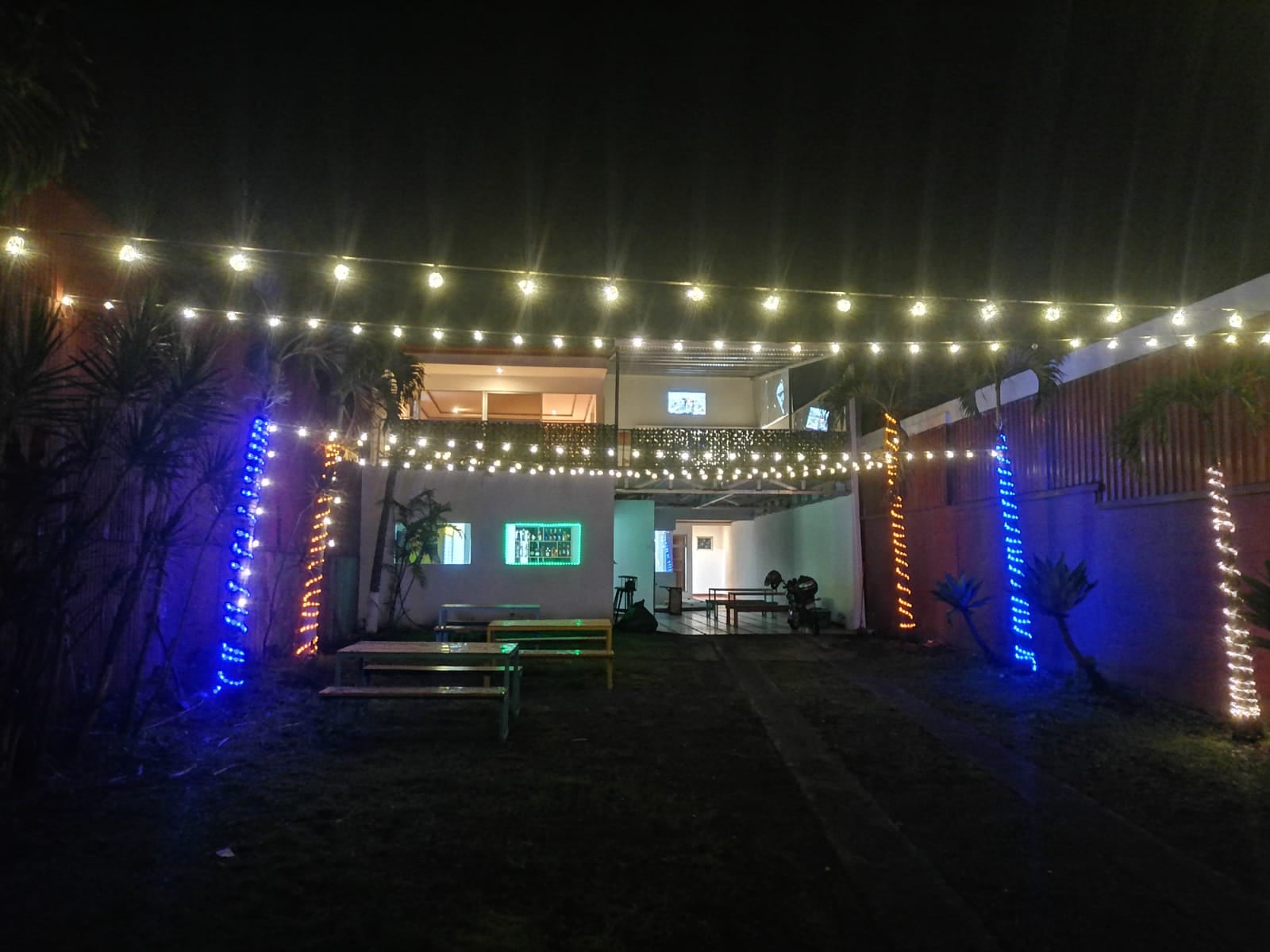 En barrio Escalante hay un nuevo restaurante, se llama Puerta 34, es el homenaje que le hace Tatiana Mora Agüero a su hermano piloto Esteban Mora, quien falleció en un accidente aéreo en el 2018