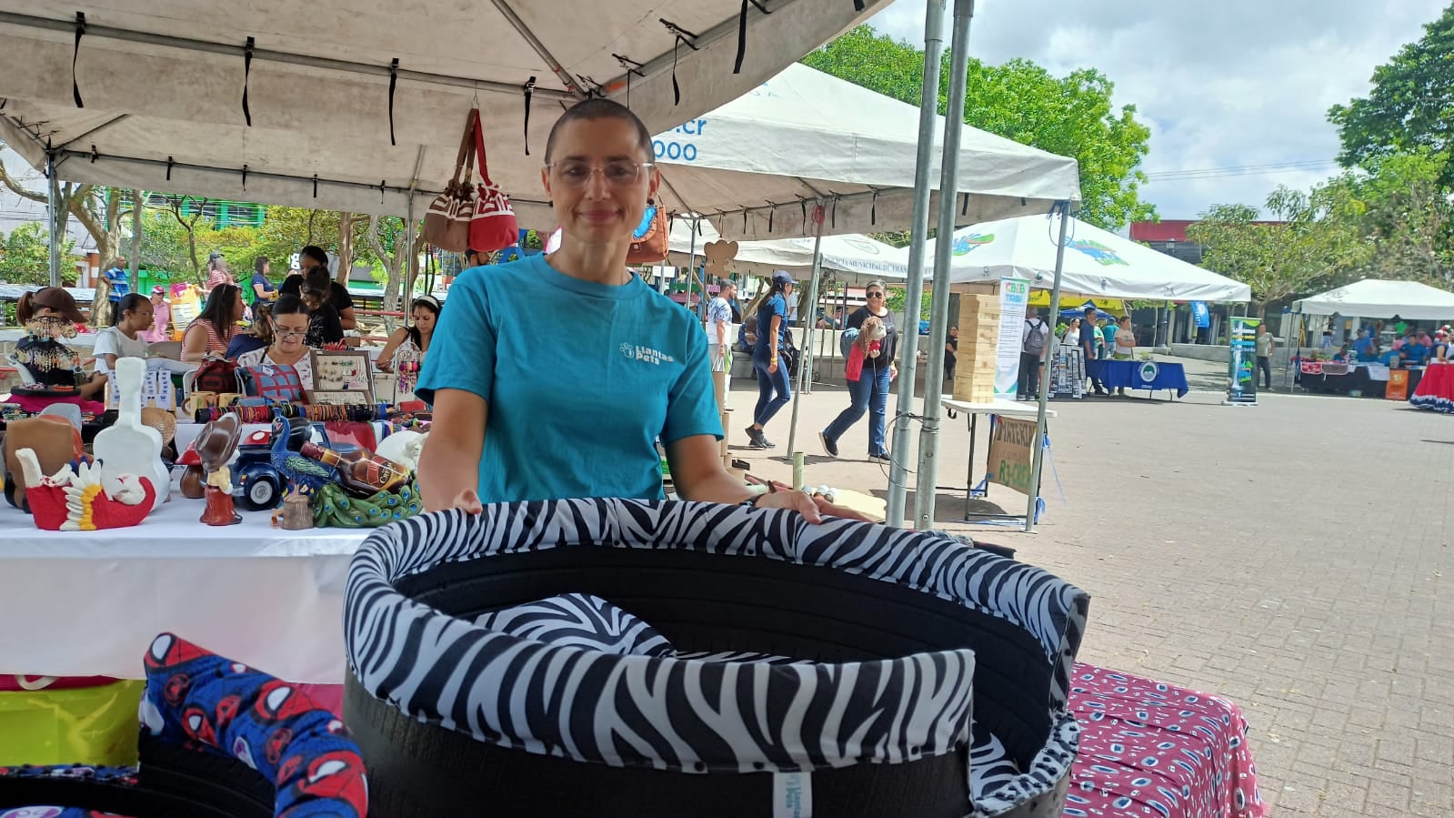 Familia pulseadora y creativa conozca el negocito que ofrece camitas de llantas para peluditos