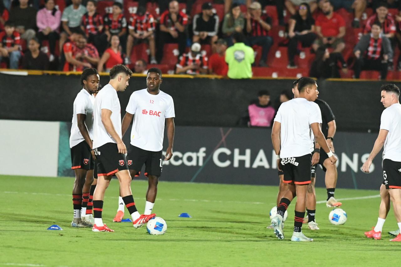 Tristán Demetrius (izquierda) fue convocado por Alajuelense ante Pumas.