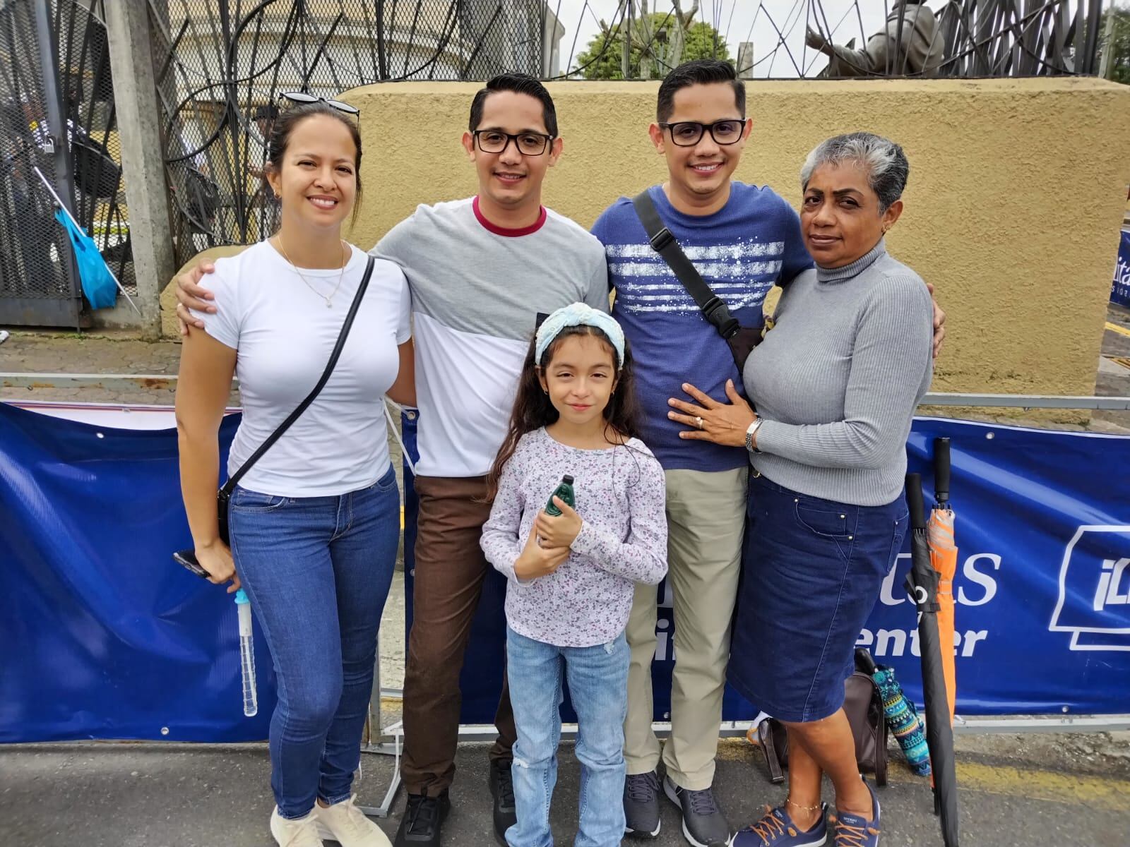 Minor Castro Rodríguez, profesor de religión del barrio La Palma en Parrita de Puntarenas, y su hermano gemelo Marvin, diseñaron el vestidito que usará la Negrita de 2023 a 2024. En la foto, la amiga de la familia, Milagro Fernández y su hija Ilana de 9 años y la mamá de los gemelos Yadira Rodríguez.