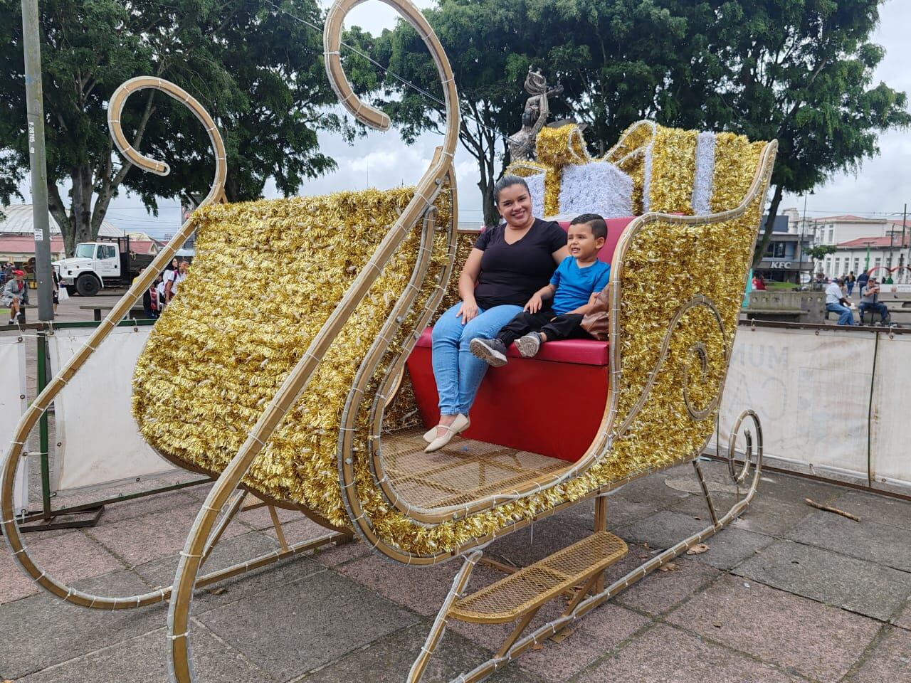 El cantón central de Cartago se prepara para recibir la época más esperada del año con una espectacular iluminación navideña que marcará el inicio oficial de las celebraciones. Este próximo domingo 16 de noviembre, más de 38 figuras luminosas adornarán la Plaza Mayor y las Ruinas de Santiago Apóstol, creando un ambiente mágico para toda la familia a partir de las 5:30 pm.