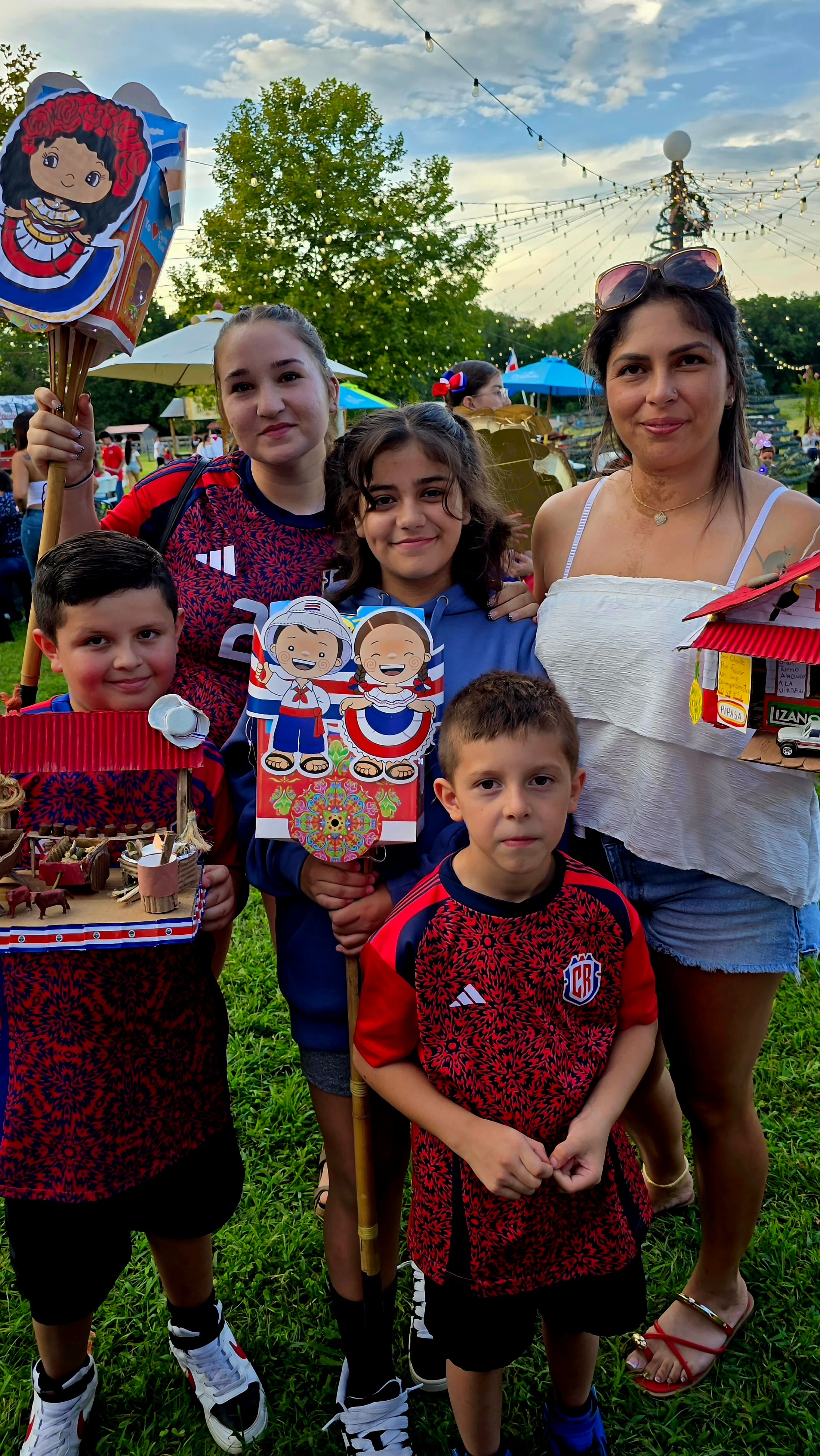 El tradicional y patriótico desfile de faroles cumple este 2026, 24 años de realizarse en Nueva Jersey. Comenzaron 6 "locos" y ahora cada setiembre se reúnen más de 400.