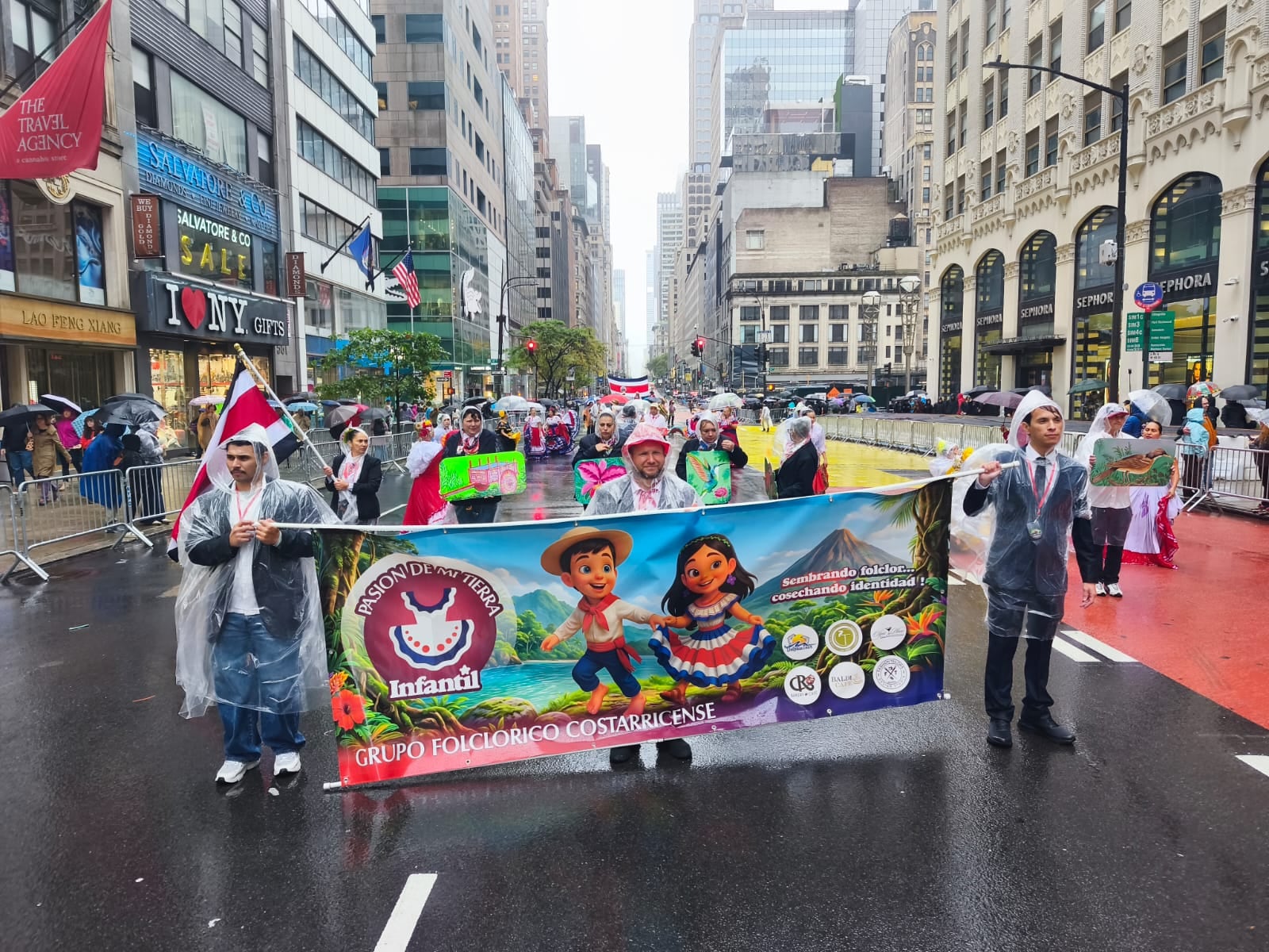 Costa Rica llevó un pedacito de su corazón hasta la emblemática Quinta Avenida de Nueva York este domingo 11 de octubre, durante el Desfile de la Hispanidad 2026, una oportunidad para mostrarle al mundo la riqueza de nuestras tradiciones y el orgullo de ser ticos.