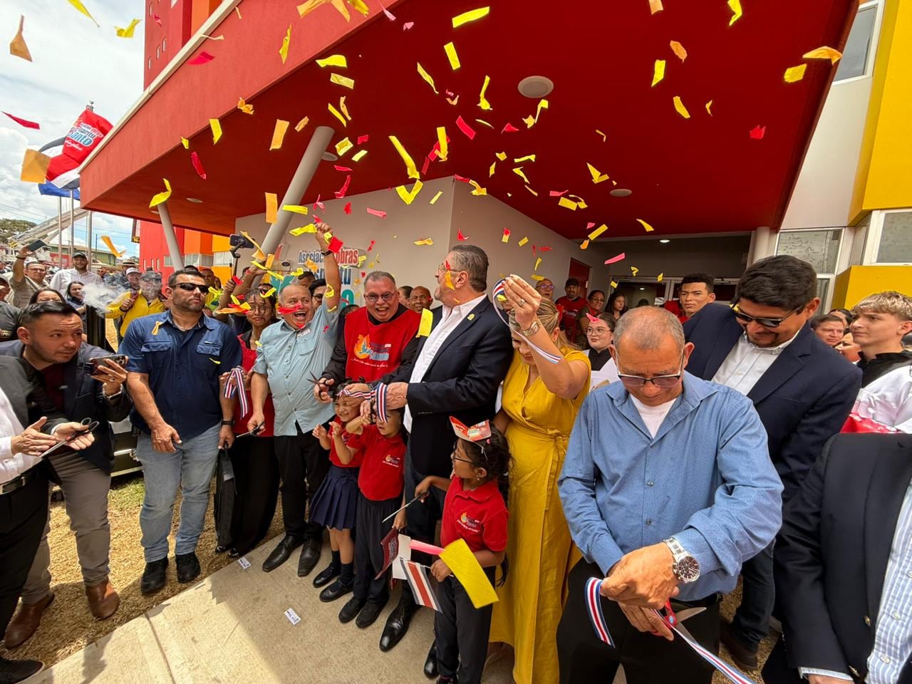 En medio de una tremenda fiesta para Dios el padre Sergio Valverde, de Obras del Espíritu Santo, oficialmente, transformó uno de sus más grandes sueños en una total realidad al inaugurar el primer edificio de los Albergues Juveniles de la Alegría “Torres Espíritu Santo”.