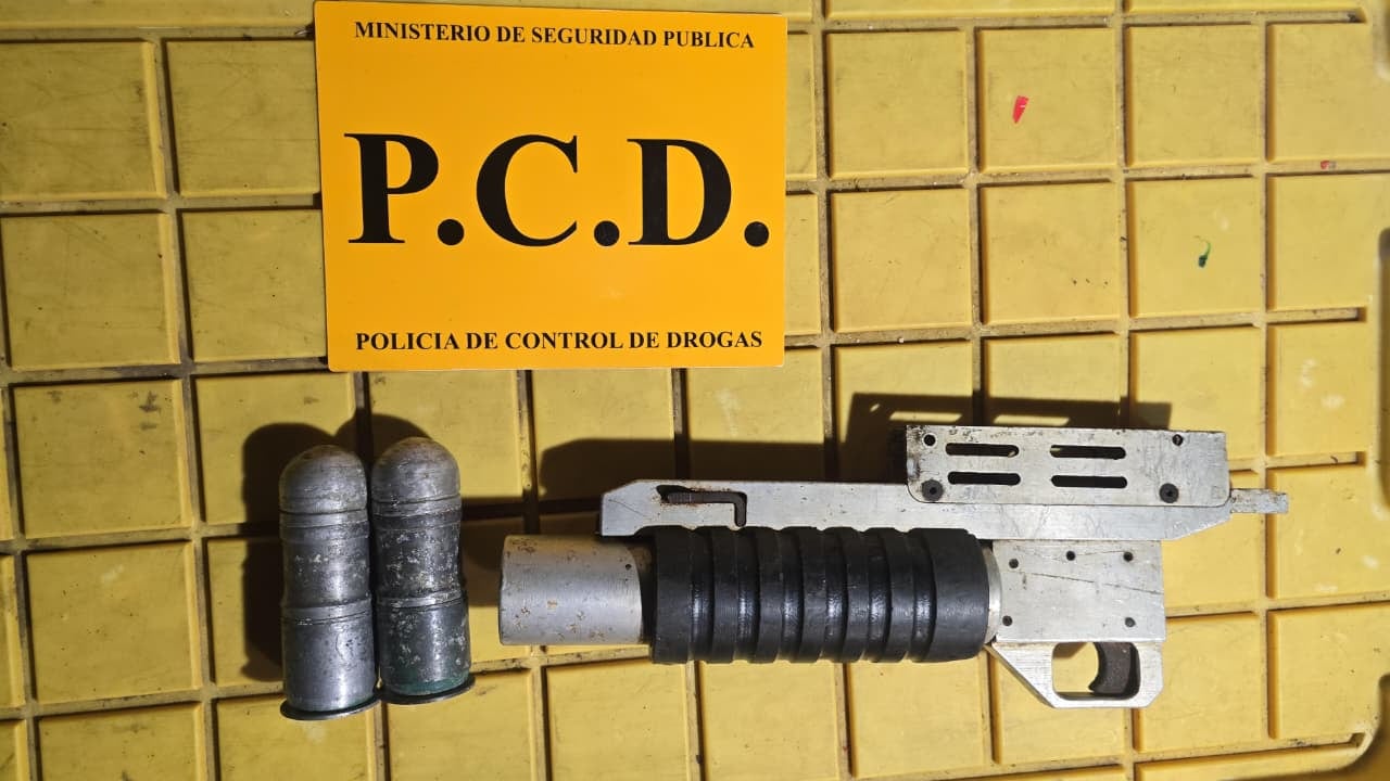 PCD decomisa lanzagranadas y 113 kilos de marihuana en casa en San José. Foto MSP.