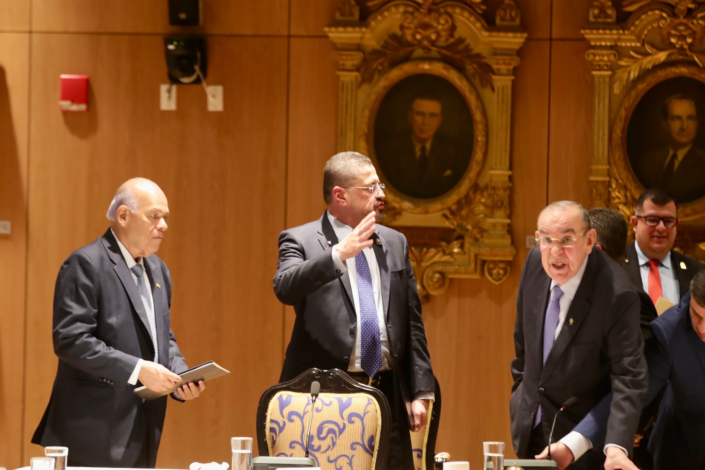 Reunión de supremos poderes para seguridad