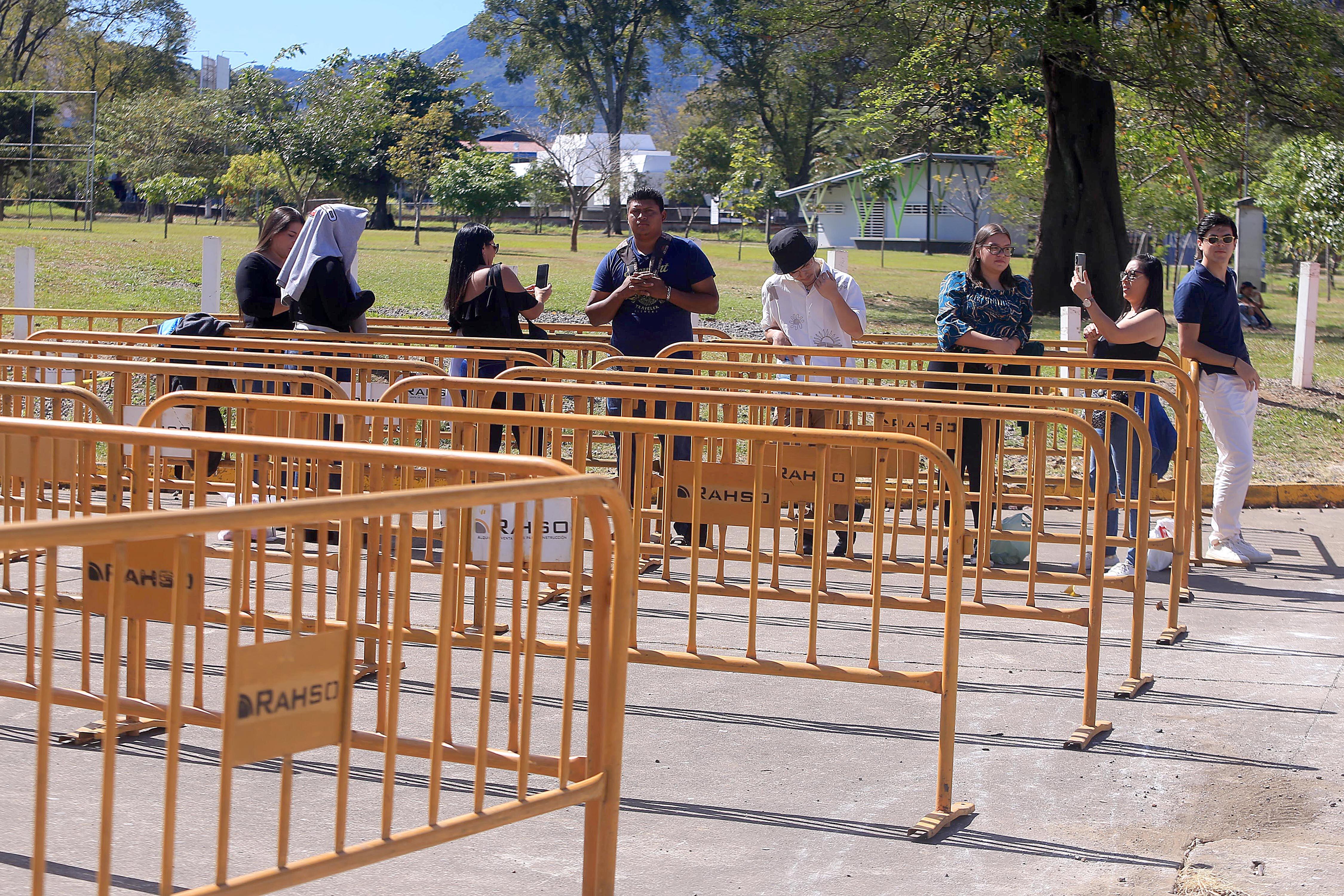 08/02/2024 La Sabana. Desde antes de las 10:00 a.m. este era el ambiente previo al concierto del cantante mexicano, Luis Miguel, en el Estadio Nacional. Menos de diez personas hacían fila para la sección Gramilla de Pie, al tiempo que destacaba la venta de vinchas, y gorras relacionadas con el artista